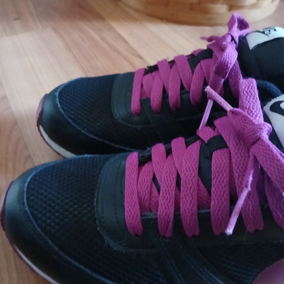 Nike Women's Black and Purple Sneakers - Picture 4 of 4